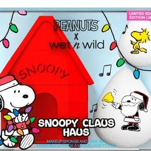 Peanuts x Wet N' Wild Limited Edition Makeup Sponge and Case Set Snoopy